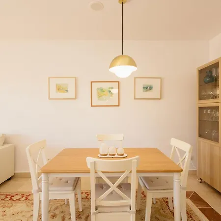 Holiday Apartment With Private Garden, Barbecue And Pool, Benahavis