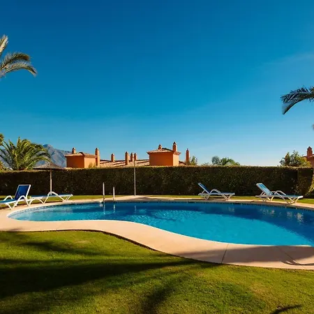 Holiday Apartment With Private Garden, Barbecue And Pool, Benahavis Apartment *