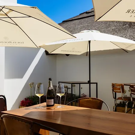 Holiday Apartment With Private Garden, Barbecue And Pool, Benahavis