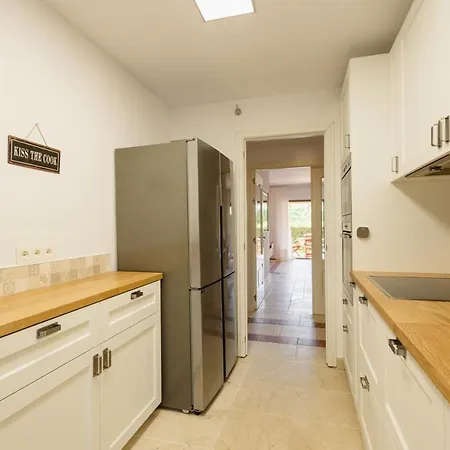 Apartment With Private Garden, Barbecue And Pool, Benahavis *